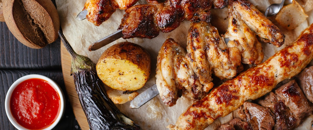 Table conviviale avec des plats partagés entre amis